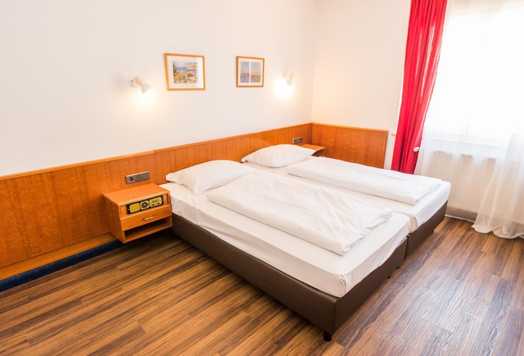 Hotel Am Friedensplatz Štutgart Pokoj fotografie